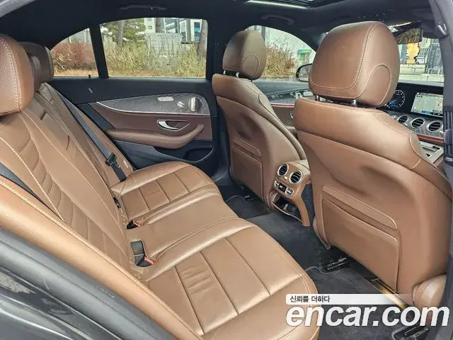 Mercedes-Benz E-Class 2022 — Photo 18/20
