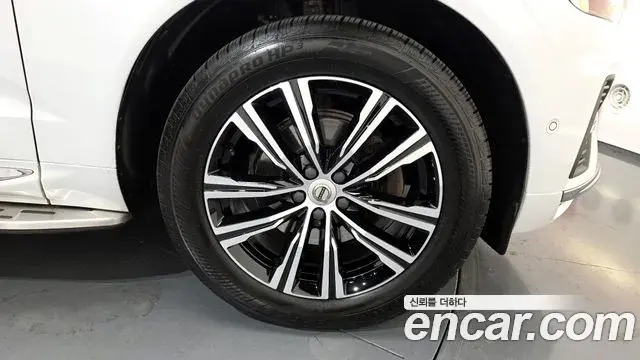 Volvo XC60 2022 — ფოტო 14/20