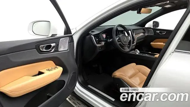 Volvo XC60 2022 — ფოტო 19/20