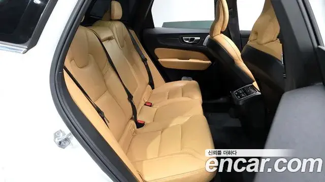 Volvo XC60 2022 — ფოტო 13/20