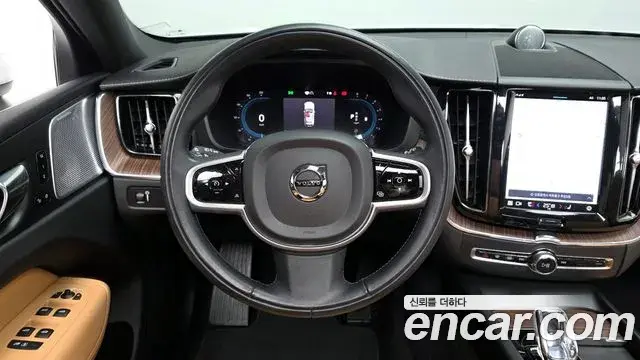 Volvo XC60 2022 — ფოტო 3/20