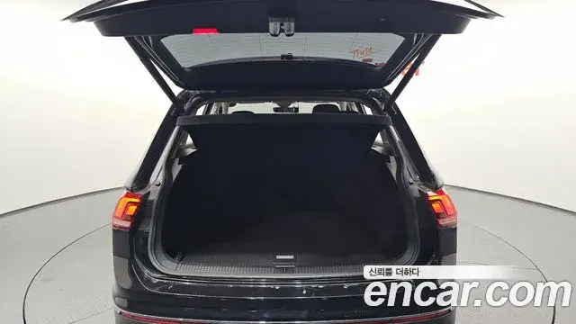 Volkswagen Tiguan 2021 — Photo 15/20