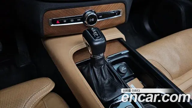 Volvo XC90 2018 — Şəkil 15/20