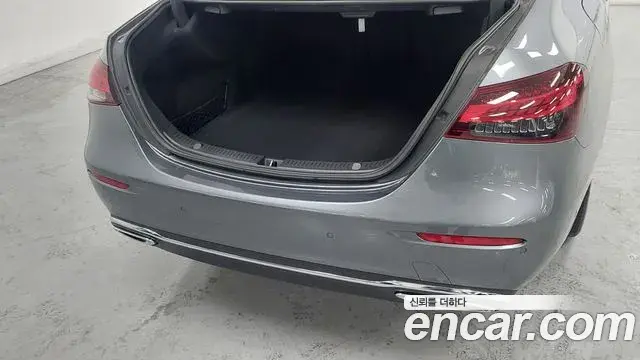Mercedes-Benz E-Class 2020 — Photo 18/20