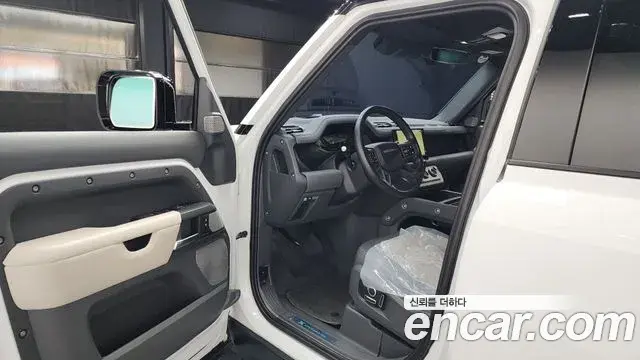 Land Rover Defender 2023 — Photo 6/20