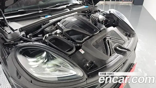 Porsche Macan 2023 — ფოტო 11/20