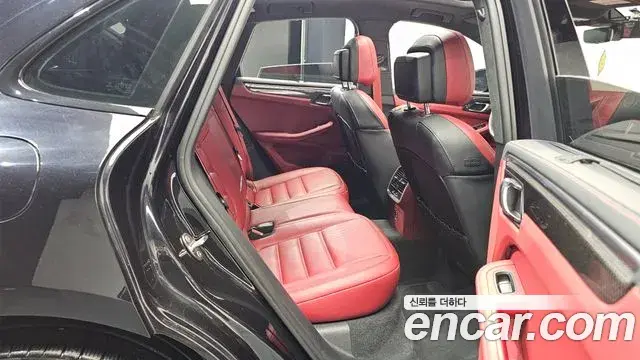 Porsche Macan 2023 — ფოტო 4/20