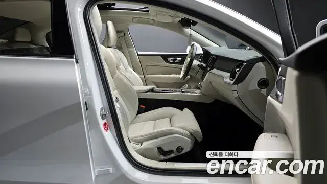Volvo S60 2023 — ფოტო 15/20
