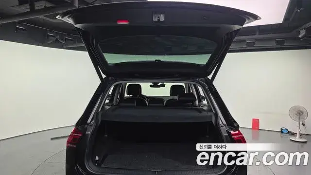 Volkswagen Tiguan 2021 — ფოტო 19/20