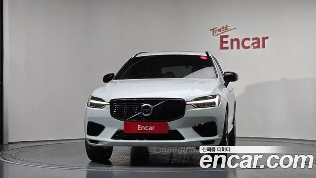 Volvo XC60 2021 — ფოტო 13/20