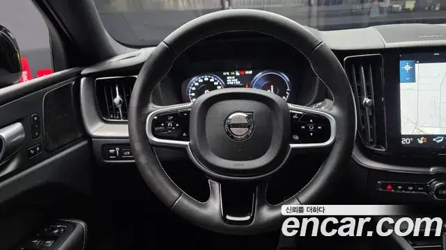 Volvo XC60 2021 — ფოტო 12/20