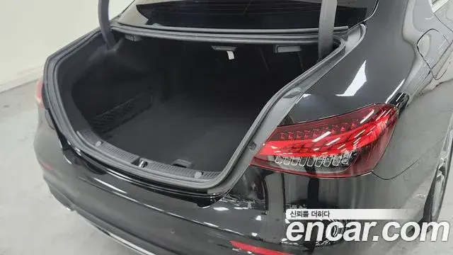 Mercedes-Benz E-Class 2022 — ფოტო 15/18