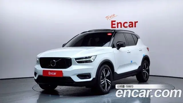 Volvo XC40 2018 — ფოტო 19/20