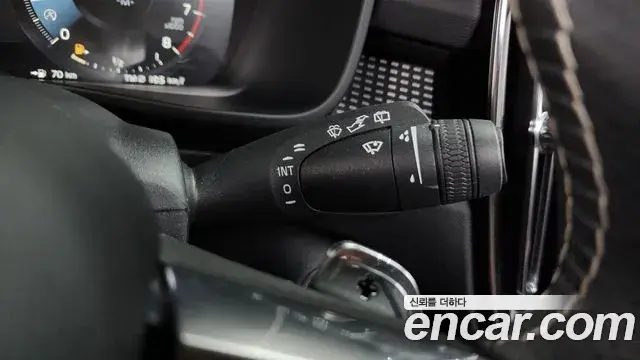 Volvo XC40 2018 — ფოტო 11/20