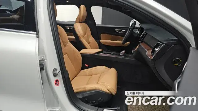 Volvo S60 2024 — ფოტო 19/20