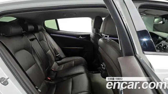 Kia Stinger 2018 — ფოტო 15/20