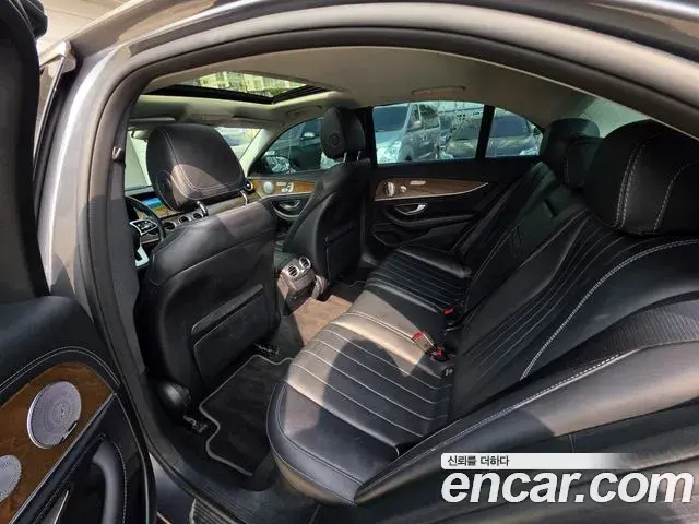 Mercedes-Benz E-Class 2018 — Photo 1/20