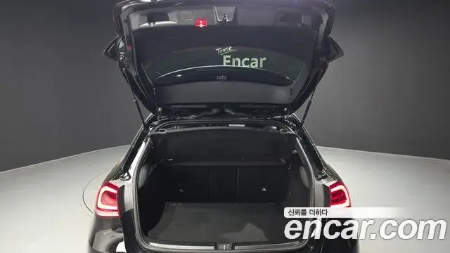 Mercedes-Benz A-Class 2019 — ფოტო 4/20