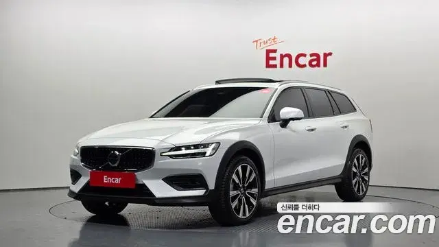 Volvo V60 Cross Country 2023 — Photo 10/36