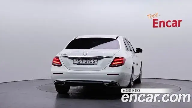 Mercedes-Benz E-Class 2018 — ფოტო 24/30