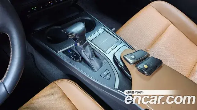 Lexus UX250h 2020 — Photo 5/20