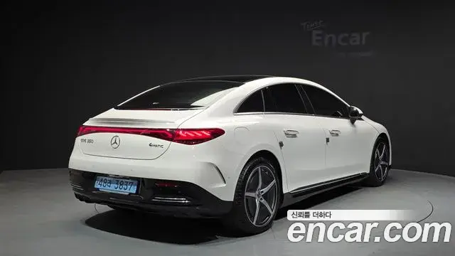 Mercedes-Benz EQE 2023 — Photo 18/20