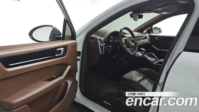 Porsche Cayenne 2021 — Photo 1/32