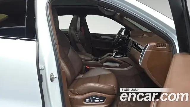 Porsche Cayenne 2021 — Photo 20/32