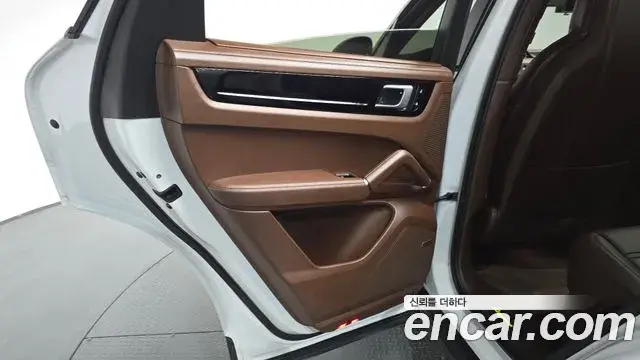 Porsche Cayenne 2021 — Photo 9/32