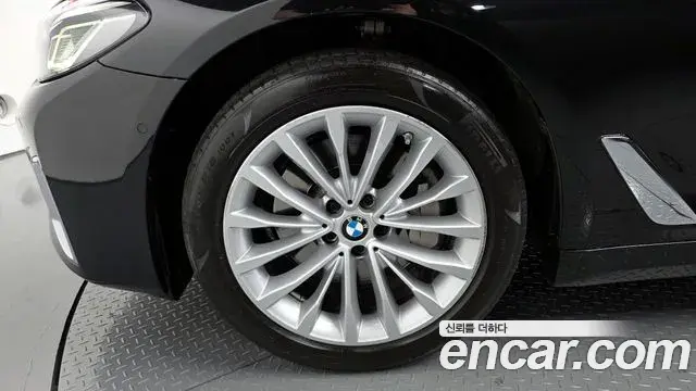 BMW 5 Series 2022 — ფოტო 31/31