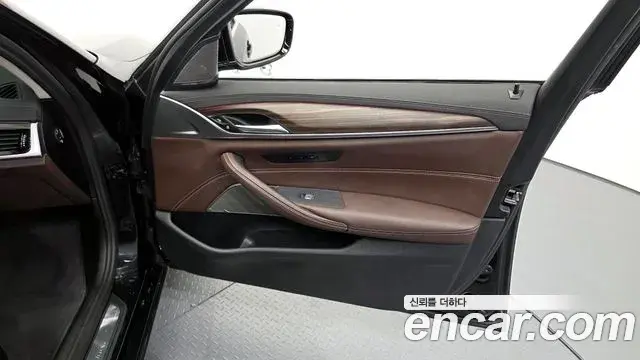 BMW 5 Series 2022 — ფოტო 16/31