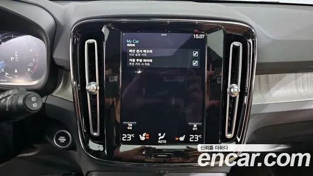 Volvo XC40 2021 — Photo 3/38