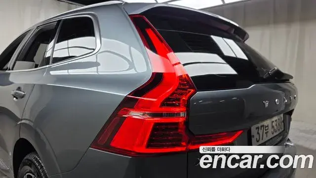 Volvo XC60 2018 — ფოტო 18/35