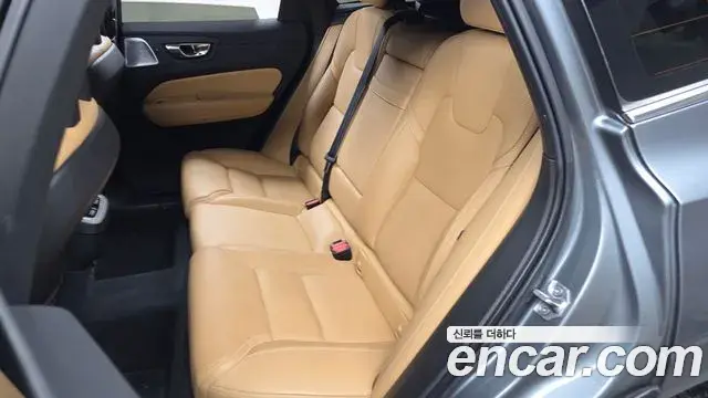 Volvo XC60 2018 — ფოტო 34/35