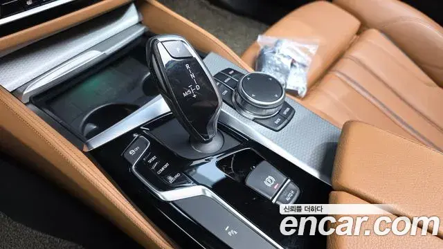 BMW 5 Series 2018 — Şəkil 31/32