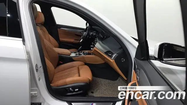BMW 5 Series 2018 — Şəkil 19/32