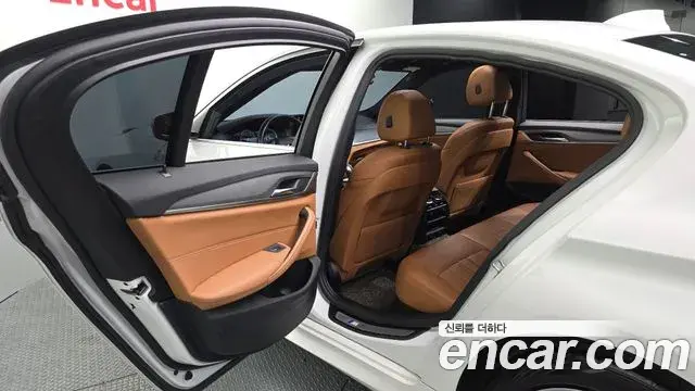 BMW 5 Series 2018 — Şəkil 16/32