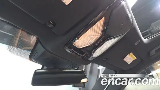 BMW 5 Series 2018 — Şəkil 13/32