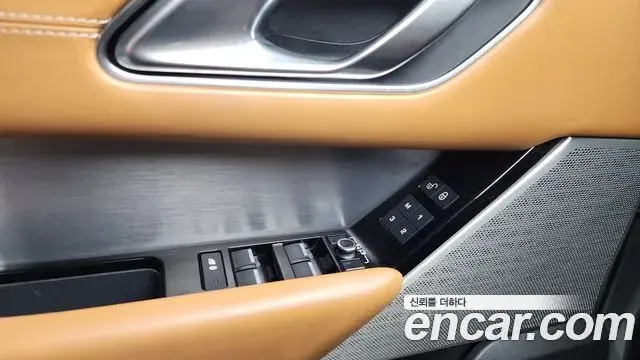 Land Rover Range Rover Velar 2018 — ფოტო 16/36