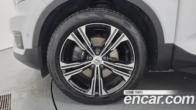 Volvo XC40 2020 — ფოტო 15/20