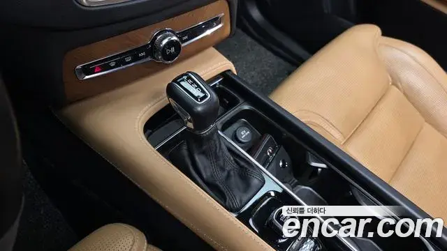 Volvo XC90 2018 — ფოტო 11/20