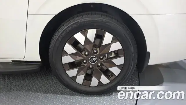 Hyundai Staria 2023 — Photo 26/36