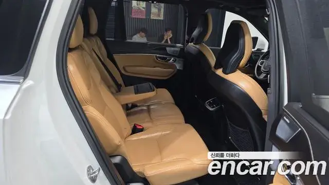 Volvo XC90 2022 — ფოტო 8/20