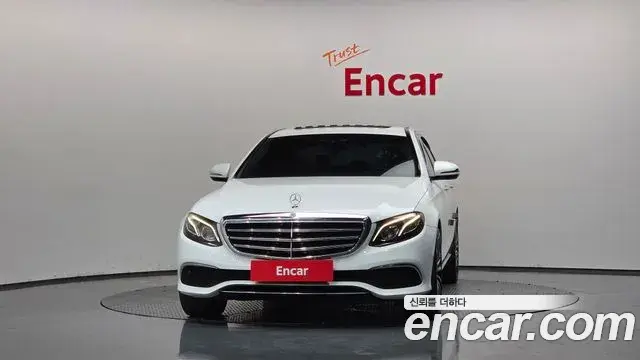 Mercedes-Benz E-Class 2018 — Şəkil 34/35