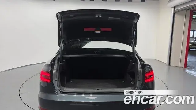 Audi A4 2019 — Photo 2/20