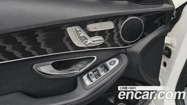 Mercedes-Benz C-Class 2019 — Photo 12/20