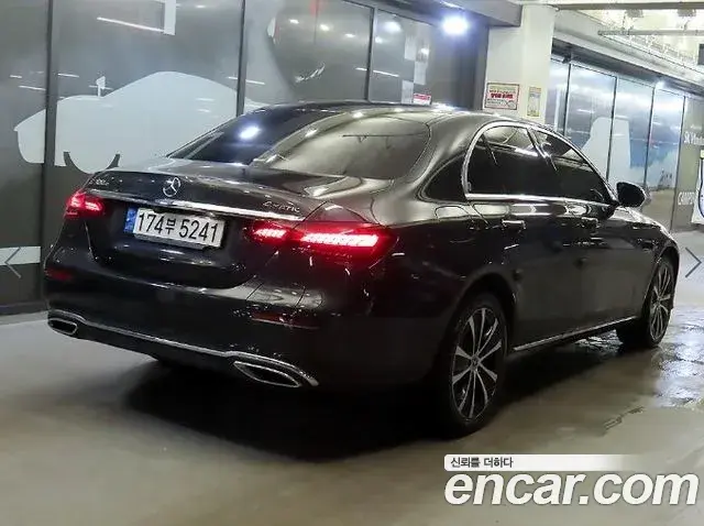 Mercedes-Benz E-Class 2021 — Photo 9/20