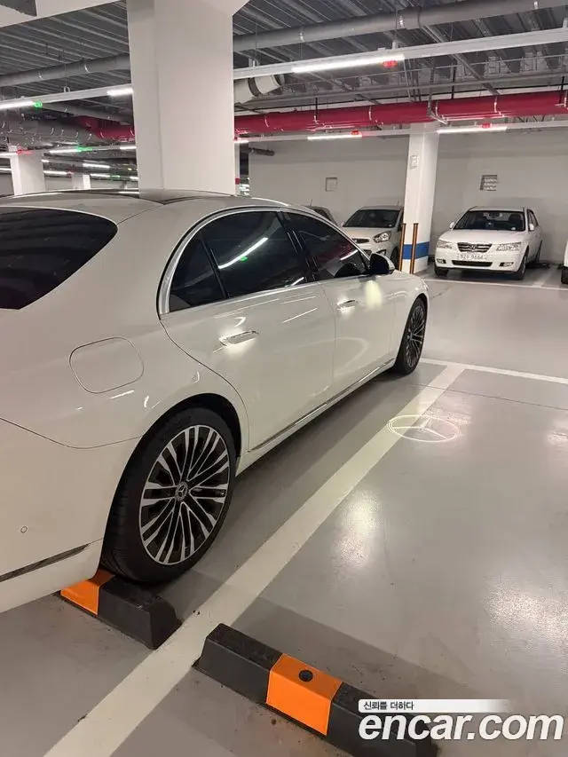 Mercedes-Benz S-Class 2023 — Photo 8/13