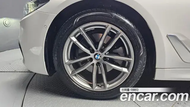 BMW 5 Series 2018 — Şəkil 8/20