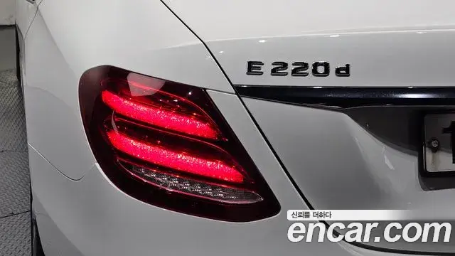 Mercedes-Benz E-Class 2019 — Photo 3/30